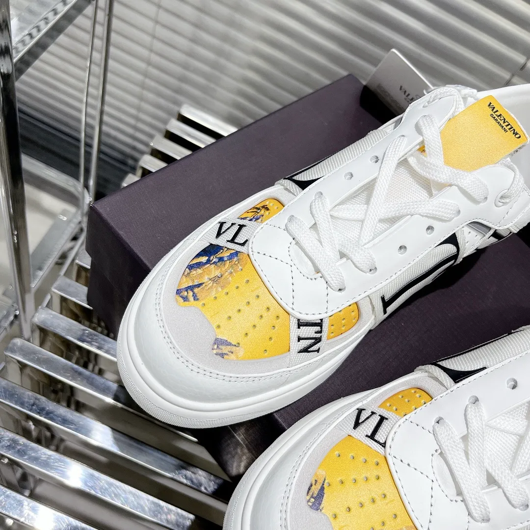 👟👟Ex-factory price 600👟👟 Valentino ONE STUD calfskin lace-up sneakers. Soft suede low-top sneakers, classic and versatile, couple's sneakers, special goods, worth buying! A pair of simple shoes with unique details will save you from the difficulty of dressing. OneStud sneakers, with quilted plaid and oversized rivets, create an eye-catching punk style and get rid of the heavy feeling of this season's clothing. Upraise calfskin derby shoes, with exquisite leather construction and simple silhouette, and smooth lines set the tone of coolness, are a versatile item in the wardrobe. There are more Valentino boutique shoes waiting for you to unlock! It’s time to get the shoes you’ve been coveting for a long time! Officially on sale 7,+++ - Seven straps, decorated with metallic rubber effect. Decoration on the back and tongue. Size 35-44.